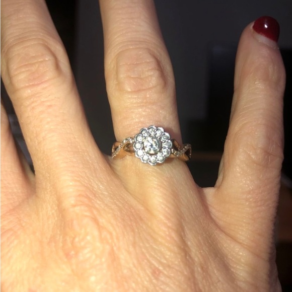 10K2 Fashion Diamond Ring 3/8 TDW Flower shaped. Size 5 - Picture 5 of 11